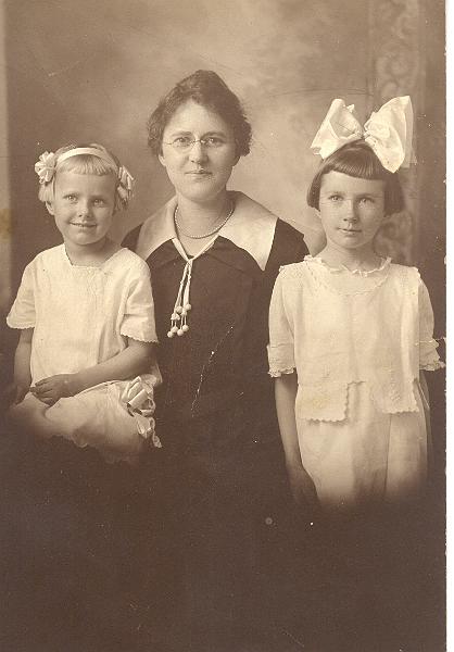 mary waldrep daniel with daughters.jpg